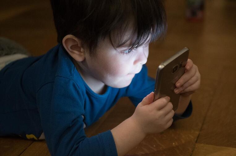 Kinder und Bildschirm: worauf sollten die Eltern achten?