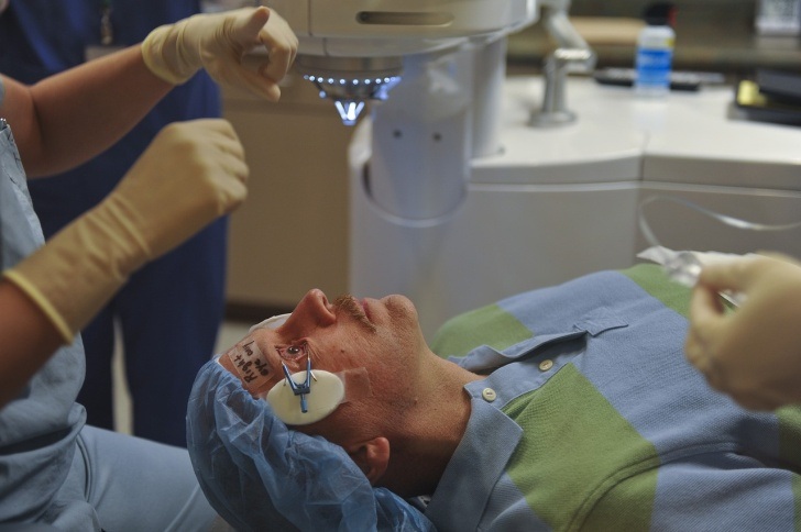 Photo während einer Femto Lasik Operation